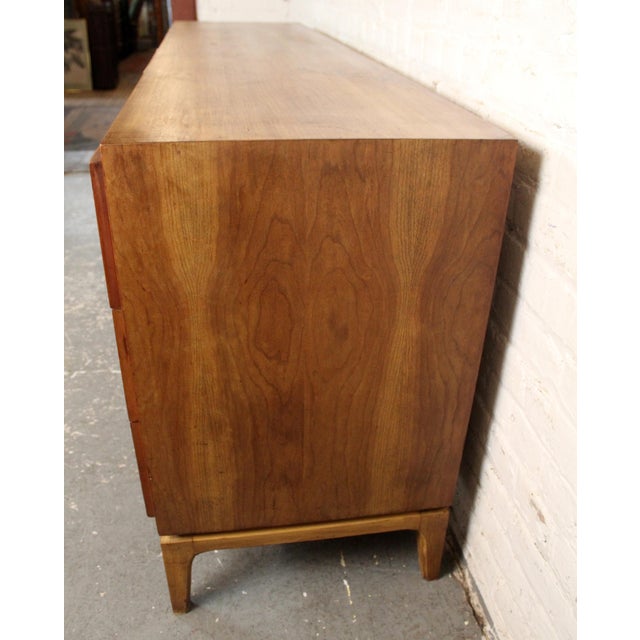 Mid-Century Modern Mid 20th Century Thomasville Mid-Century 'Arched' 9-Drawer Lowboy Dresser in Burl & Walnut For Sale - Image 3 of 18