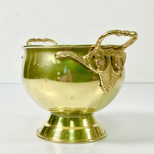 Mid-Century Hollywood Regency Boho Chic English Traditional Style Pedestal Brass Planter For Sale - Image 10 of 11