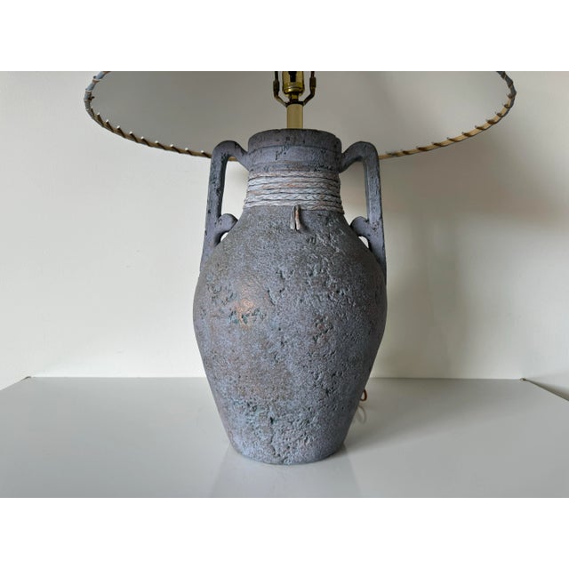 Available for sale this fantastic Vintage Lee Reynolds table lamp with shade. Signed. Measures: From the bottom to the...
