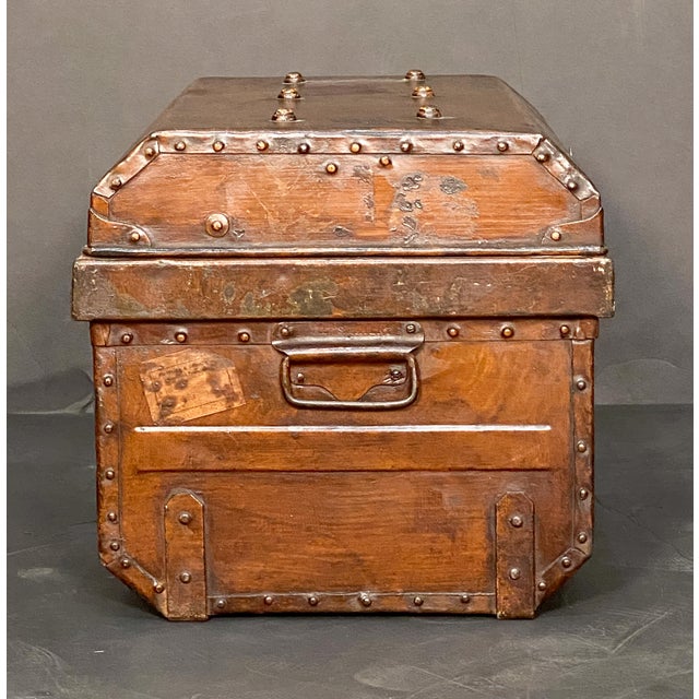 English Toleware Tin Trunk With Faux Wood Finish and Brass Accents For Sale - Image 11 of 15