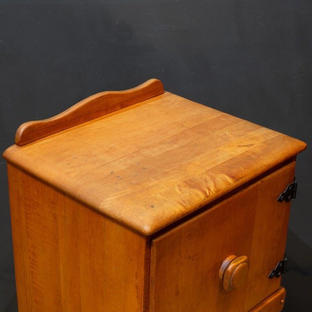 Traditional Virginia House Solid Maple Nightstand c.1940 For Sale - Image 3 of 9