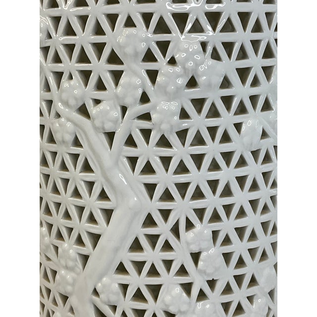 Mid-Century Modern Pair of Vintage Blanc De Chine Reticulated Porcelain Chinoise Lamps Hollywood Regency For Sale - Image 3 of 17