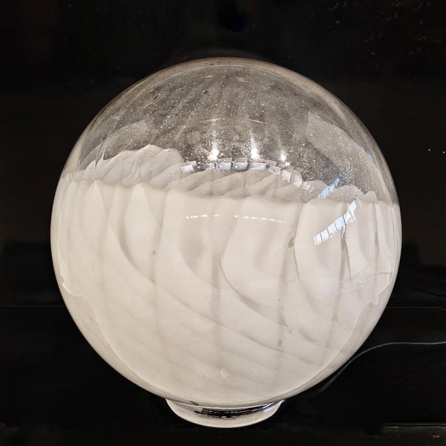 1970s White Spherical Murano Glass Table Lamp from the 70s attributed to Veart, 1970s For Sale - Image 5 of 9