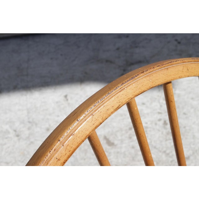 Brown Late 20th Century Amish Continuous Arm Windsor Chair in Maple. For Sale - Image 8 of 10
