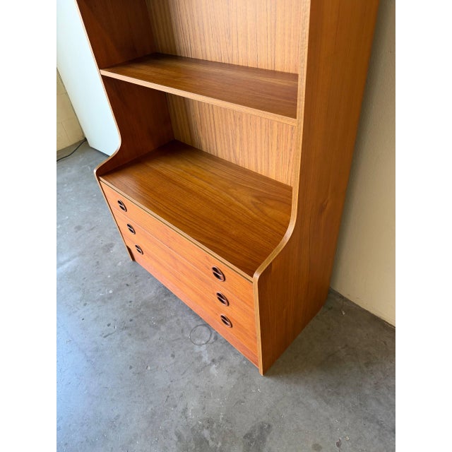 Vintage Danish Teak Bookcase With Drawers – Mid Century Modern Hutch Cabinet Wall Unit For Sale In Los Angeles - Image 6 of 9