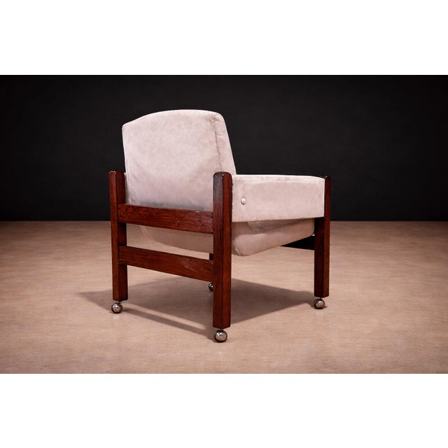 “Jimi” Armchair with Wheels in Rosewood & Ultra Suede, Sergio Rodrigues, 1971 - Lot 420 For Sale - Image 10 of 13