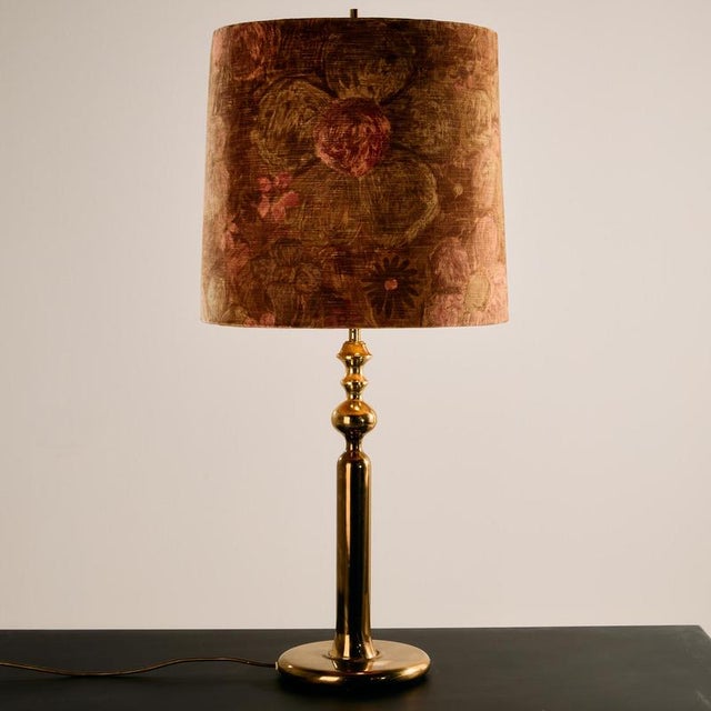 A truly classic and elegant piece. Brass table lamp with rounded shapes from the 1970s. The lampshade is covered with...