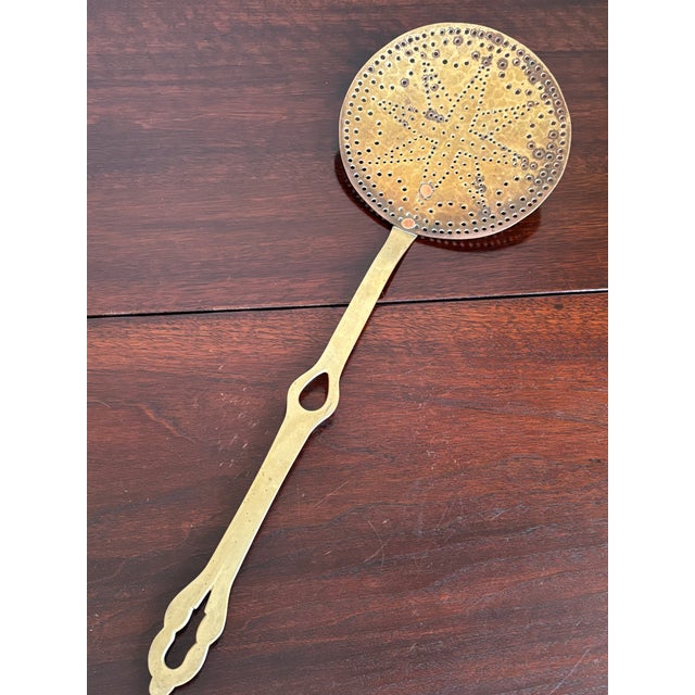 Just in time for the cooler seasons, offering an exquisite English Georgian-style chestnut warmer from the 19th century....