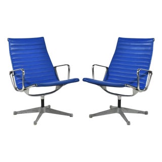 Pair of Eames Aluminum Group Lounge Chairs by Herman Miller Blue For Sale