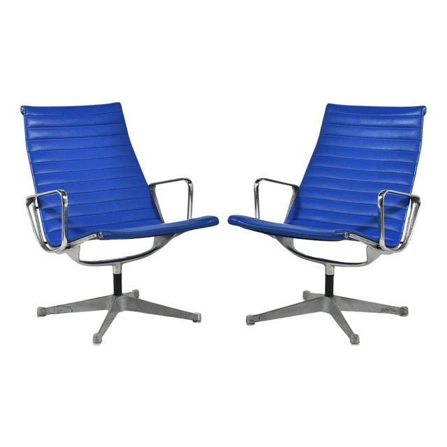 Pair of Eames Aluminum Group Lounge Chairs by Herman Miller Blue For Sale