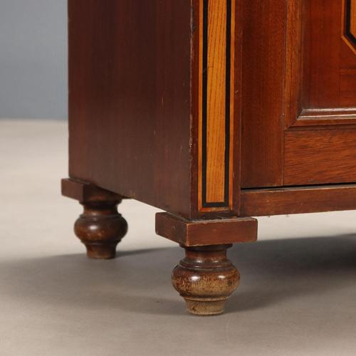 Wood Antique Bedside Tables in Mahogany Veneer and White Marble, 20th Century, Set of 2 For Sale - Image 7 of 11