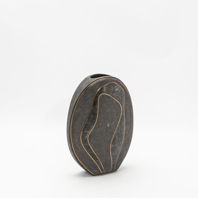 The Cocteau Vase by R&Y Augousti is an exquisite testament to modern luxury, blending natural elements with masterful...