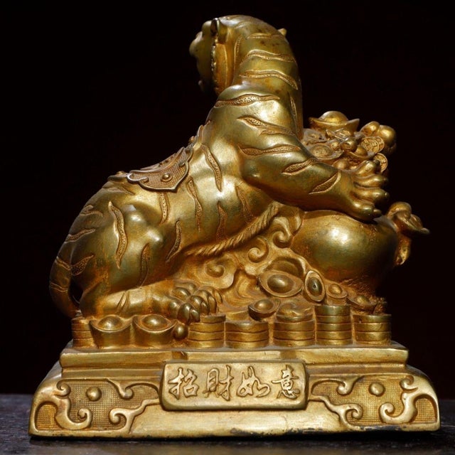 Late 19th Century Gilt Bronze Tiger With Treasure Vase, 2.9kg For Sale In Los Angeles - Image 6 of 9