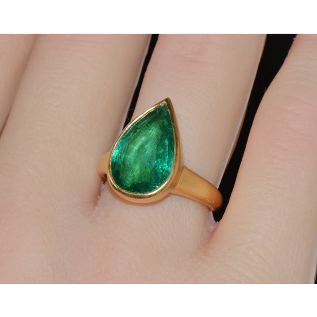 Gia Certified 5.25ct Natural Emerald Sculptural Bezel Solid 18k Gold Ring, Size 5.25 For Sale In Dallas - Image 6 of 16