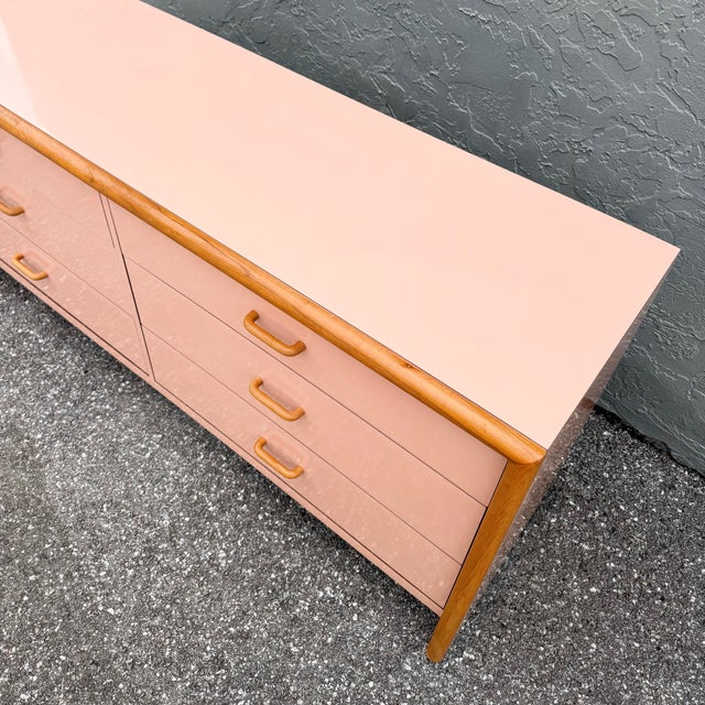 1980s Postmodern Pink Gloss Laminate and Oak Dresser For Sale - Image 5 of 10