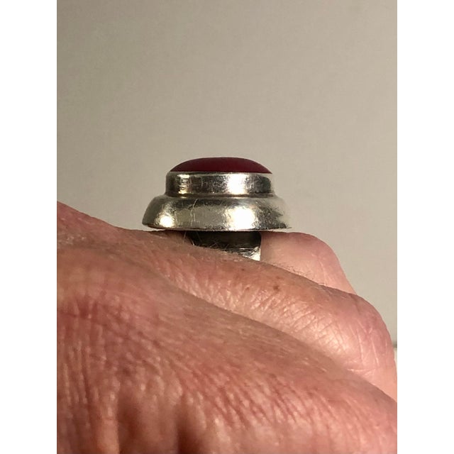 Brick Red Mid 20th Century Carnelian Cabochon Sterling Silver Ring, Size 7.5 For Sale - Image 8 of 8