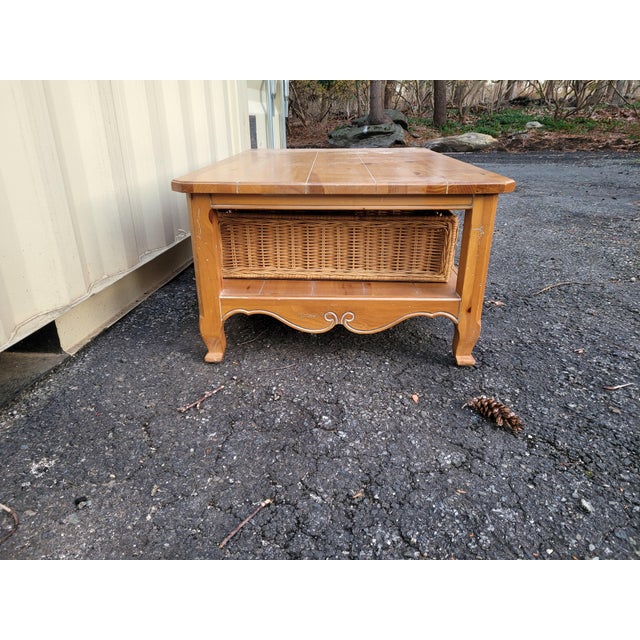 American Ethan Allen Country Style Coffee Table With 3 Wicker Baskets For Sale - Image 3 of 11