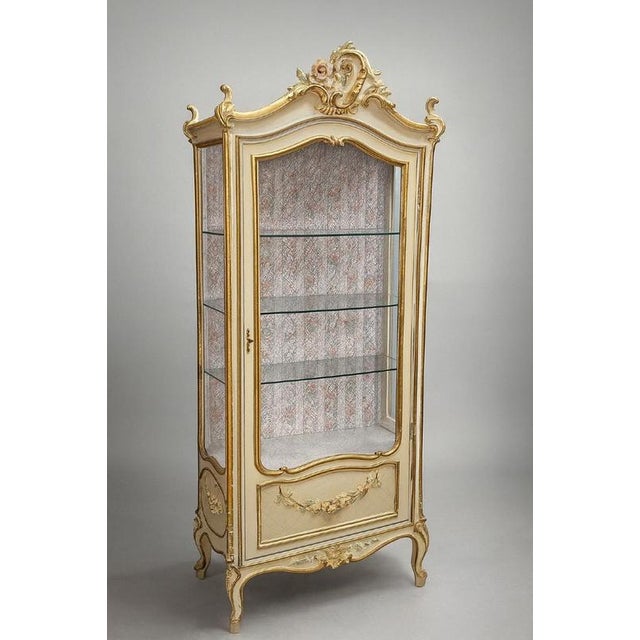 Louis XV / Rococo Style Display Cabinet in Cream and Gilt Painted Wood For Sale - Image 4 of 4