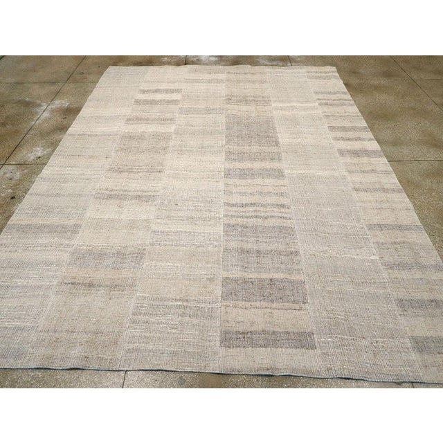 Galerie Shabab Collection Mid-20th Century Handmade Turkish Flatweave Kilim Room Size Carpet For Sale - Image 4 of 10