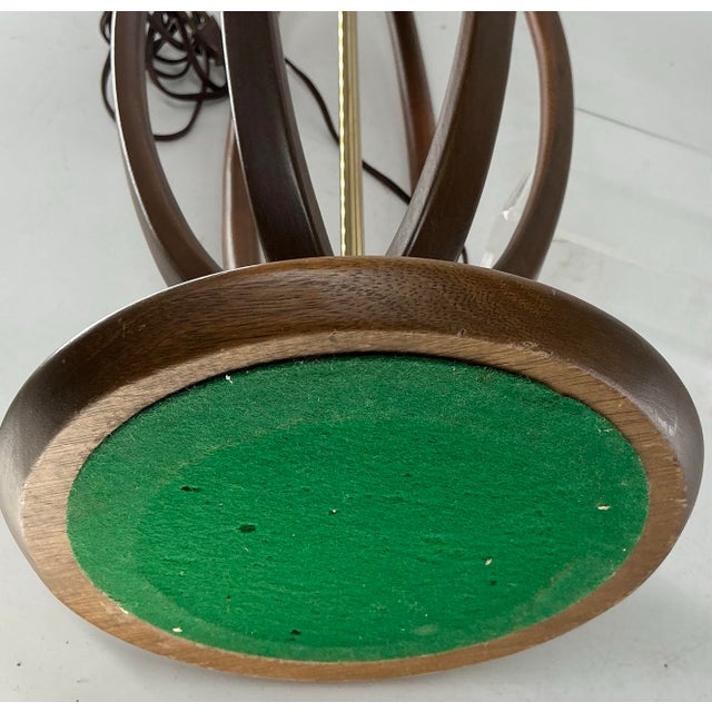 1960s Midcentury Modeline Co. Modern Caged Sculpted Wood and Brass Table Lamp For Sale - Image 5 of 5