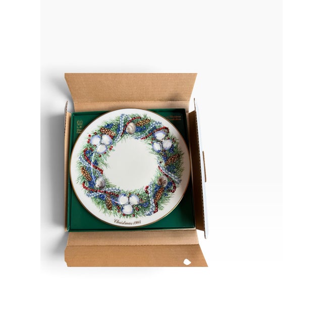 Vintage Lenox Colonial Christmas Wreath Plates Complete Set of 13, 1981–1993. All With Lenox Boxes, Some With Outer Boxes Also For Sale - Image 9 of 12