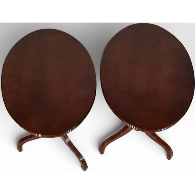 Late 20th Century Pair of Vintage Queen Anne Style Oval Tilt Top Accent Tables For Sale - Image 5 of 15
