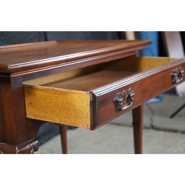 Wood Mid Century Globe Furniture Colony Queen Anne Style Mahogany Tea Tray Table For Sale - Image 7 of 13