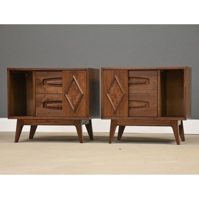 Mid-Century Modern 1960s Pair of Refinished Walnut and Burl Nightstands by Young Manufacturing - A Pair For Sale - Image 3 of 10