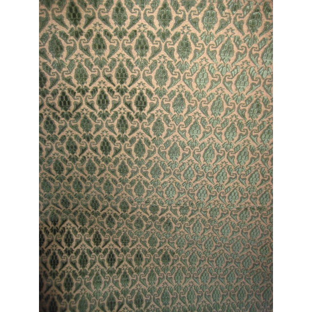 This splendid roll of velvet is completely woven on a base with gold metallic threads you will see it in the close up...