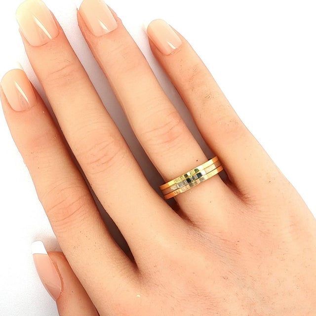 This authentic Cartier Trinity ring from the iconic Trinity (Vendôme Louis Cartier) collection is crafted in solid 18k...