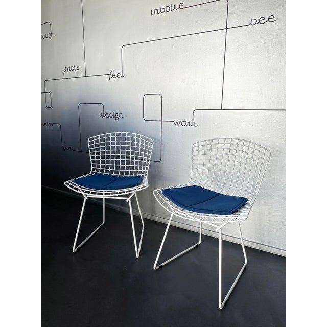 This pair of model 420 dining chairs was designed by Harry Bertoia and manufactured by Knoll International during the...