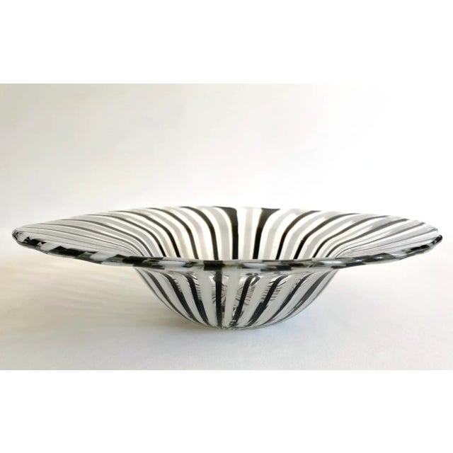 Mid-Century Modern 1960s Dino Martens Mid Century Modernist Murano Art Glass Mezza Filigrana Bianco Nero Swirl Freeform Oval Decorative Bowl For Sale - Image 3 of 14