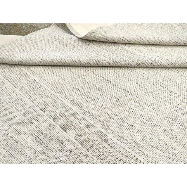 Galerie Shabab Collection Mid-20th Century Handmade Turkish Flat-Weave Kilim Room Size Carpet in White For Sale - Image 10 of 10