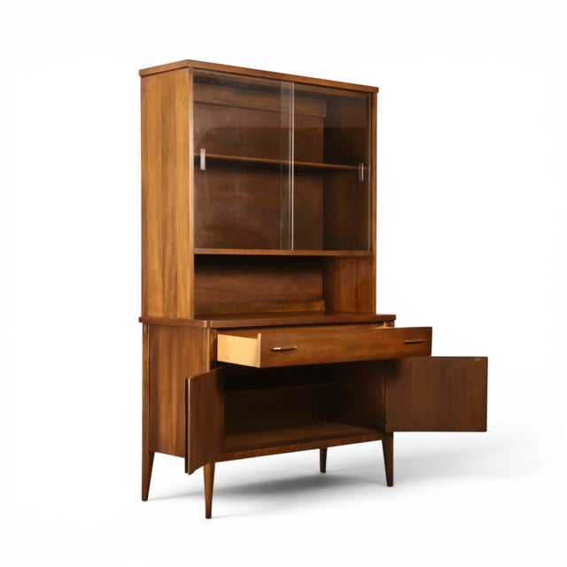 Broyhill Saga Vintage Mid Century Modern Petite China Cabinet C. 1960s For Sale - Image 9 of 16