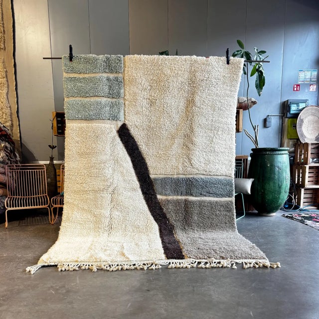 Mid-Century Modern Modern Minimal Area Rug For Sale - Image 3 of 9