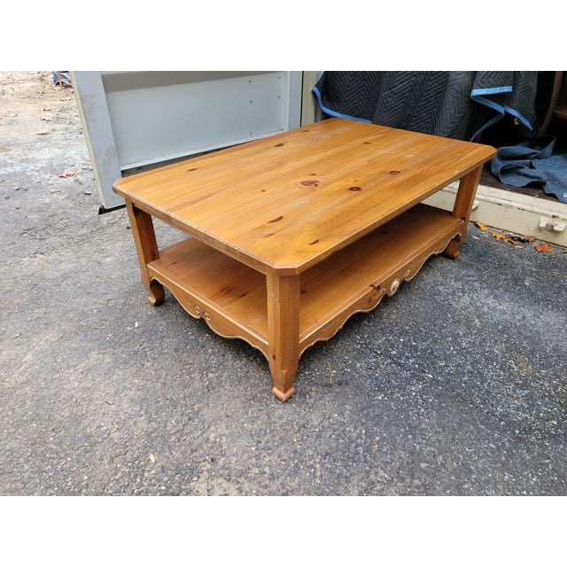 Ethan Allen Country Style Coffee Table With 3 Wicker Baskets For Sale In New York - Image 6 of 11