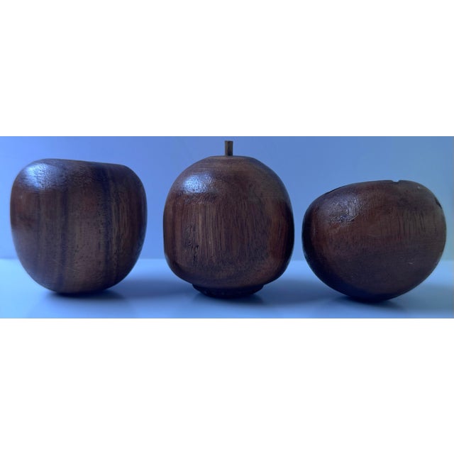 1960s Mid-Century Modern Hand-Carved Monkey Pod Scalloped Bowl With 12 Pieces of Fruit For Sale - Image 12 of 12