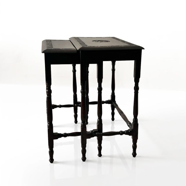 1920s Victorian English Dyed and Carved Walnut Nesting Tables with Ivy Borders and Stag Emblem, 1890s, Set of 2 For Sale - Image 5 of 16