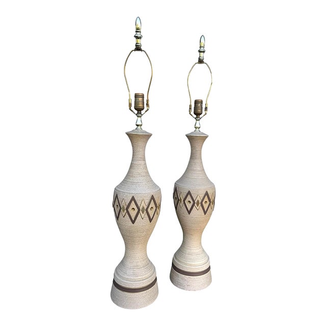 Vintage Mid Century Modern Chalkware Lamp Pair — Neutral Ribbed Texture For Sale
