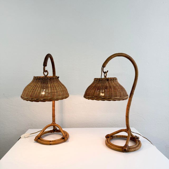 Pair of wicker bedside or table lamps. Made in Italy, 1960s. Requires standard E27 bulbs. Compatible with LED bulbs. Bulbs...