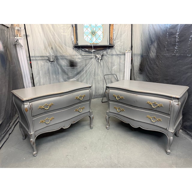 Vintage Pair Bombay Chests Gray Distressed For Sale In Philadelphia - Image 6 of 11