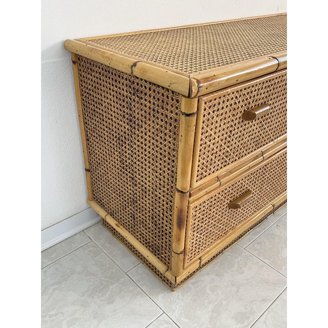 Low rattan chest of drawers from the 60s, made in Italy Good condition. 4 drawers.