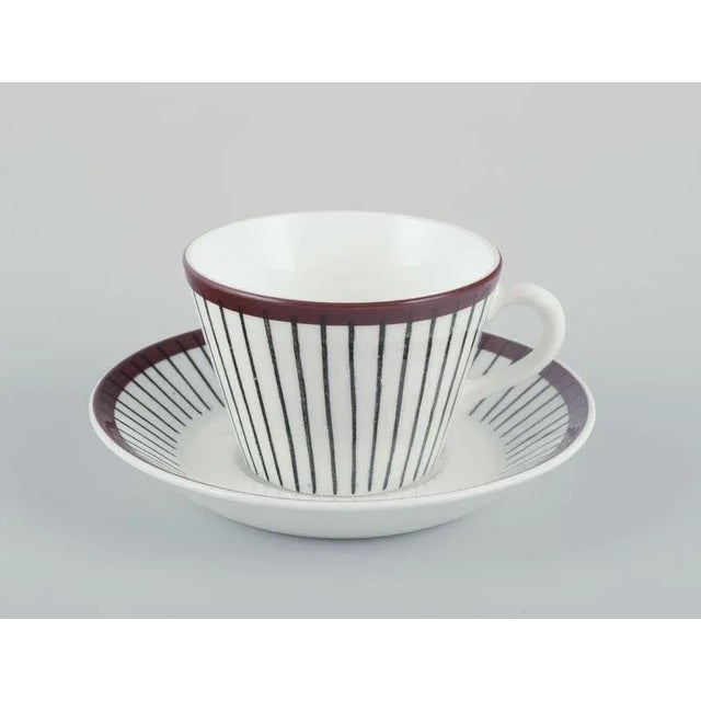 Stig lindberg for gustavsberg. A set of four ‘spisa ribb’ coffee cups and saucers in porcelain. Mid 1900s. Marked. In...