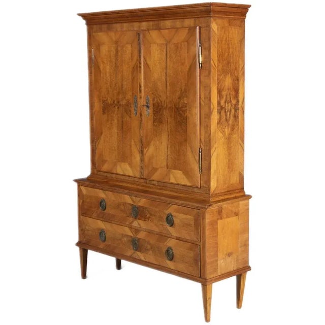 Age and Origin: The cabinet probably dates from around 1780 and is likely from Germany. Dimensions: Height approx. 74/190...