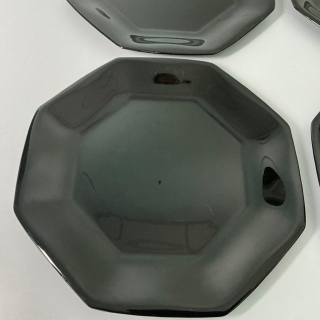 1980s 1980s Postmodern Contemporary French Black Glass Dinner Plates - Set of 4 For Sale - Image 5 of 11