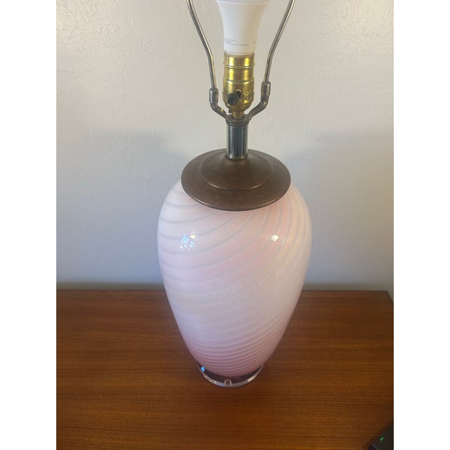 Hollywood Regency Mid 20th Century Italian Pink Metalic Swirled Murano Table Lamp For Sale - Image 3 of 6