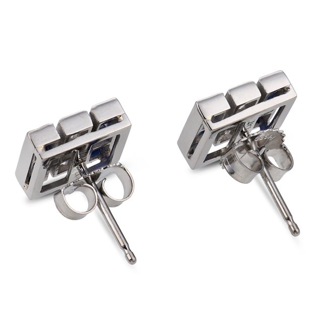 1930s Pair of Art Deco Sapphire Diamond Platinum Stud Earrings For Sale In Los Angeles - Image 6 of 6