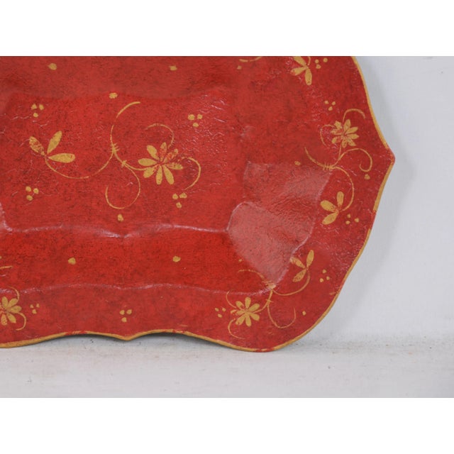 Vintage hand-painted desktop decoration plate. Hand drawn vintage floral pattern. Has excellent decorative effects.