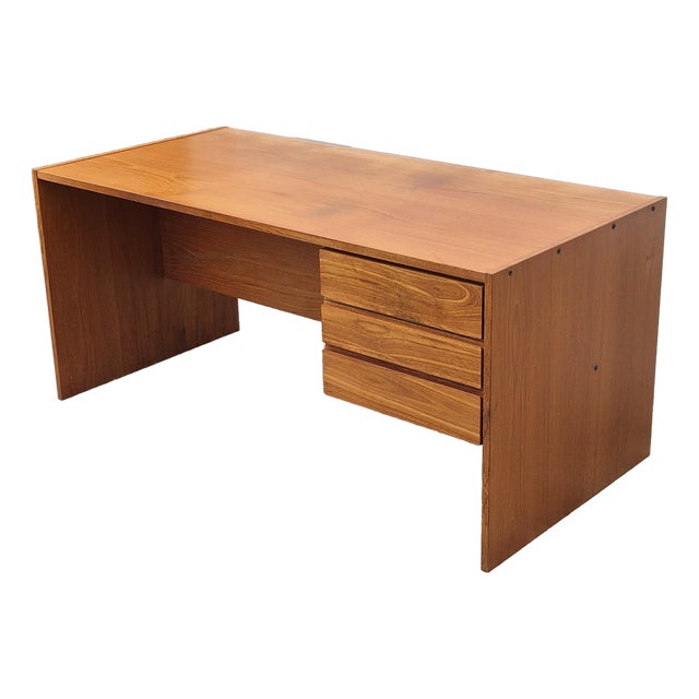 1970s Danish Modern Teak Veneer Executive Desk W/ Locking Drawers For Sale