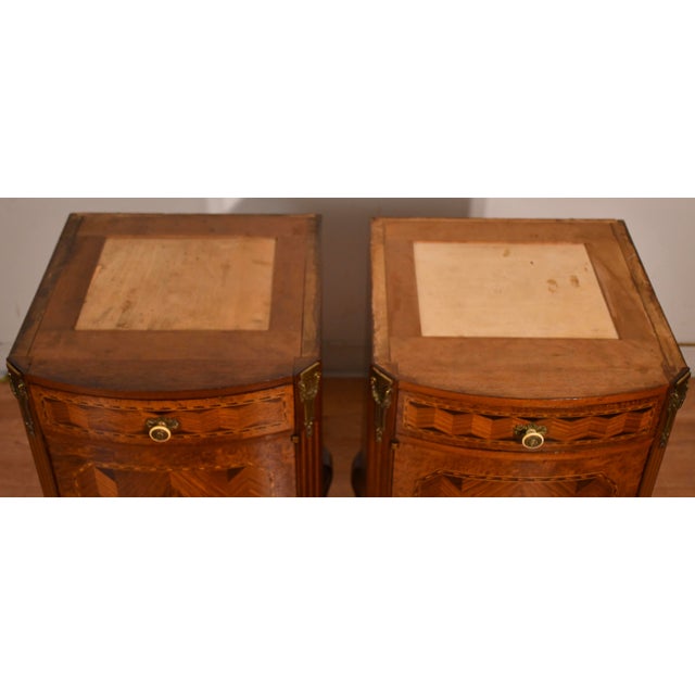 1900 Antique French Louis XV Walnut Inlay & Marble Top Pair Nightstands / Bedside Tables For Sale - Image 17 of 17